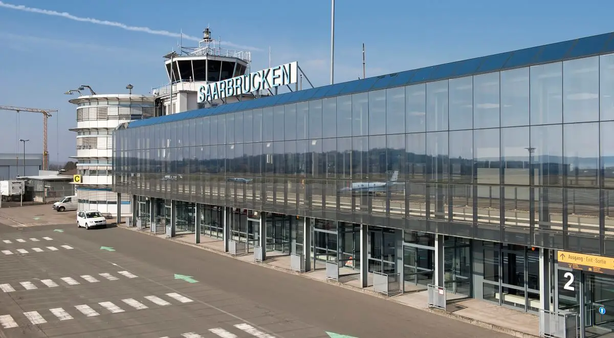 Flughafen Saarbr Cken Scn Ankunft Und Abflug Vom Saarbr Cken