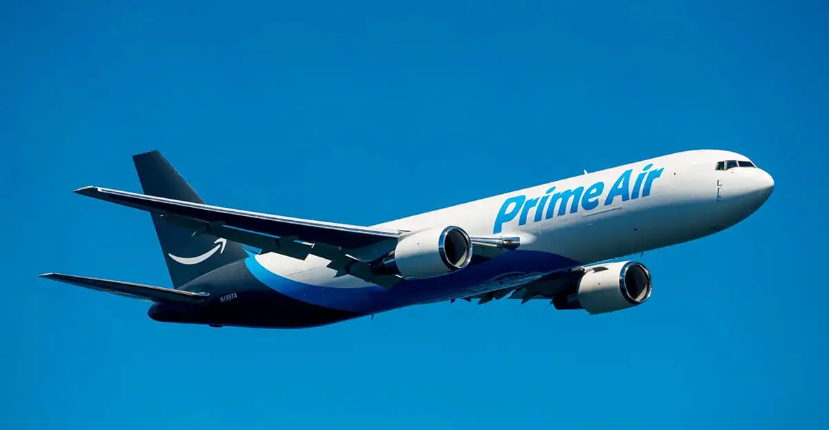 Amazon Prime-Frachtflugzeug rutscht von YVR-Landebahn