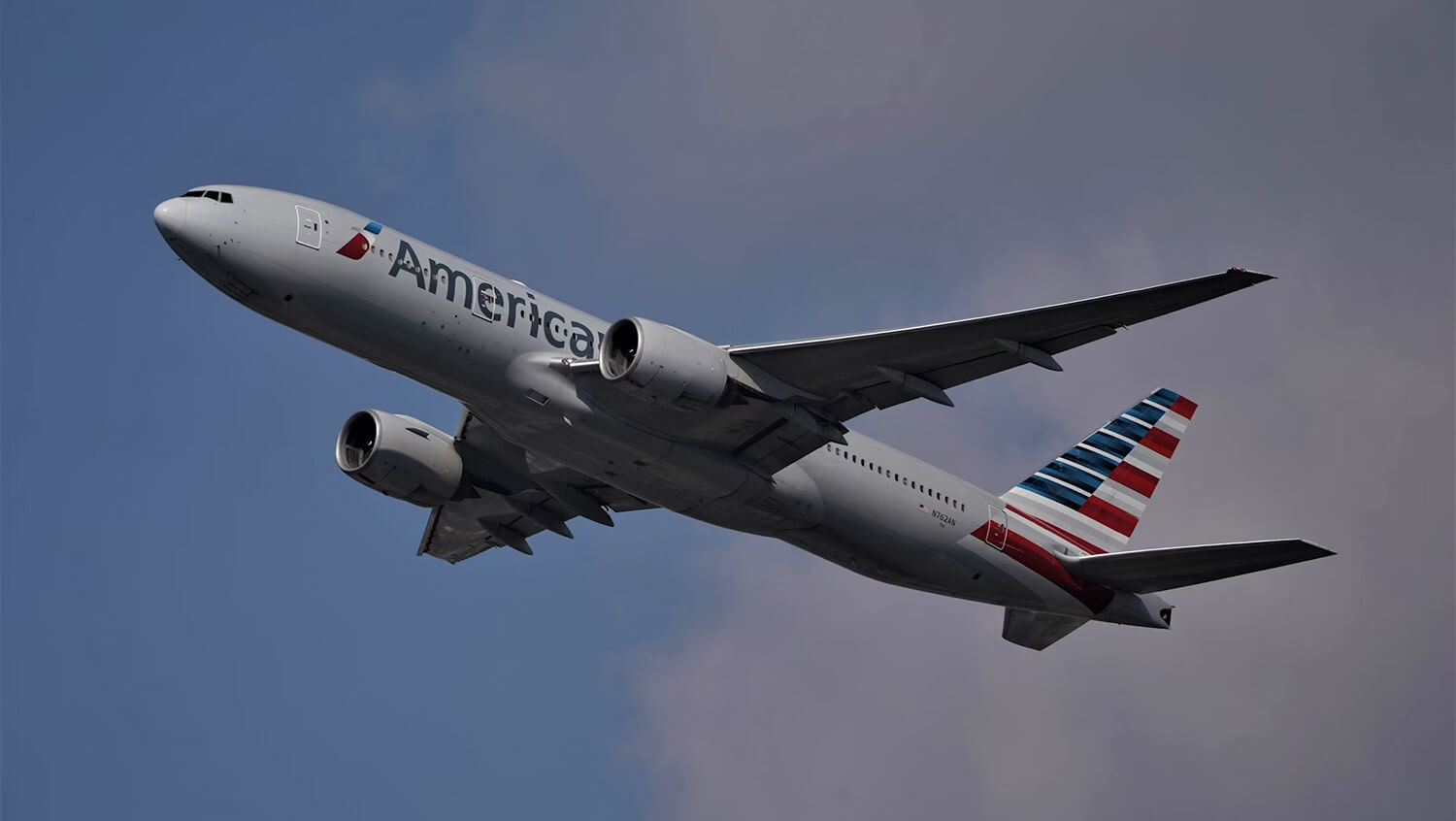 American Airlines 777 kehrt um wegen mysteriöser Geräusche im Frachtraum