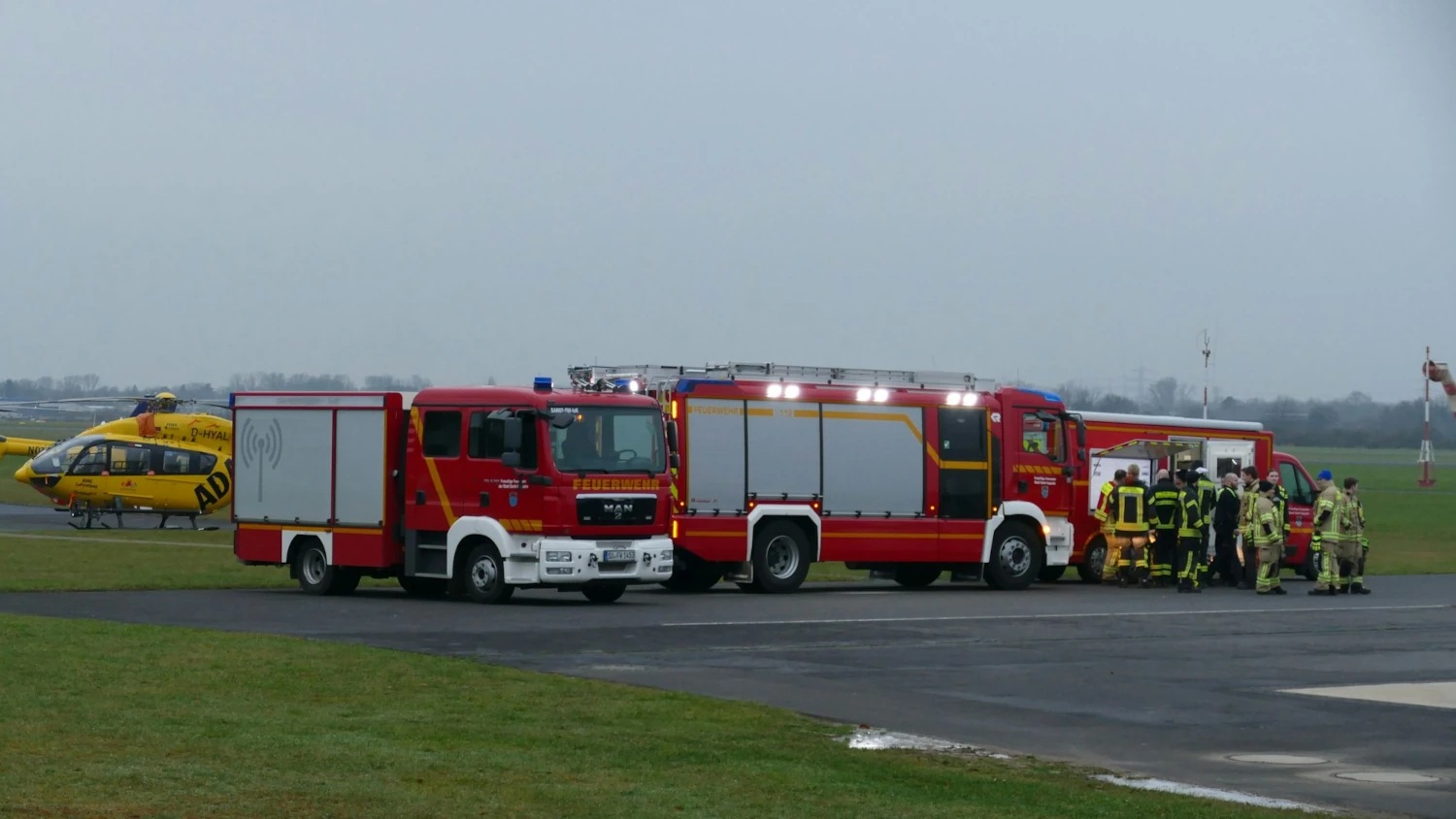 Feuerwehrleute auf einem Flugplatz Hangelar