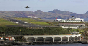 Flugzeuge kreisten heute über dem Flughafen von Madeira in Funchal