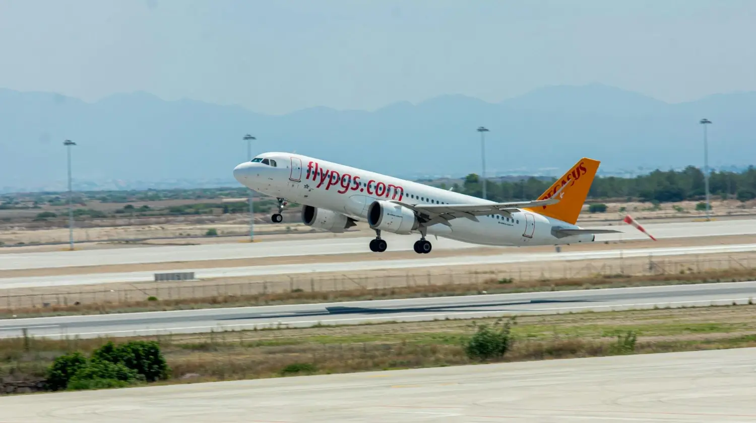 Pegasus Airlines stärkt ihre Flotte mit Boeing 737-10. 