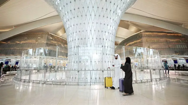 Sana Al Nour im Terminal A des internationalen Flughafens Zayed