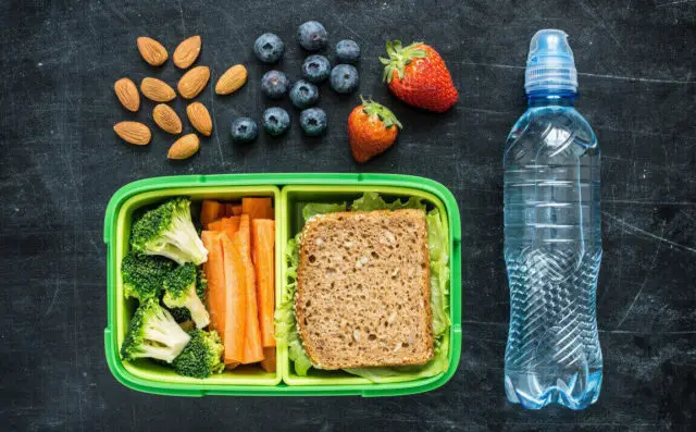 Darf Man Essen Und Trinken Mit Ins Flugzeug Nehmen Darf man Essen mit ins Flugzeug nehmen? Wichtige Tipps - Flightradars24.de