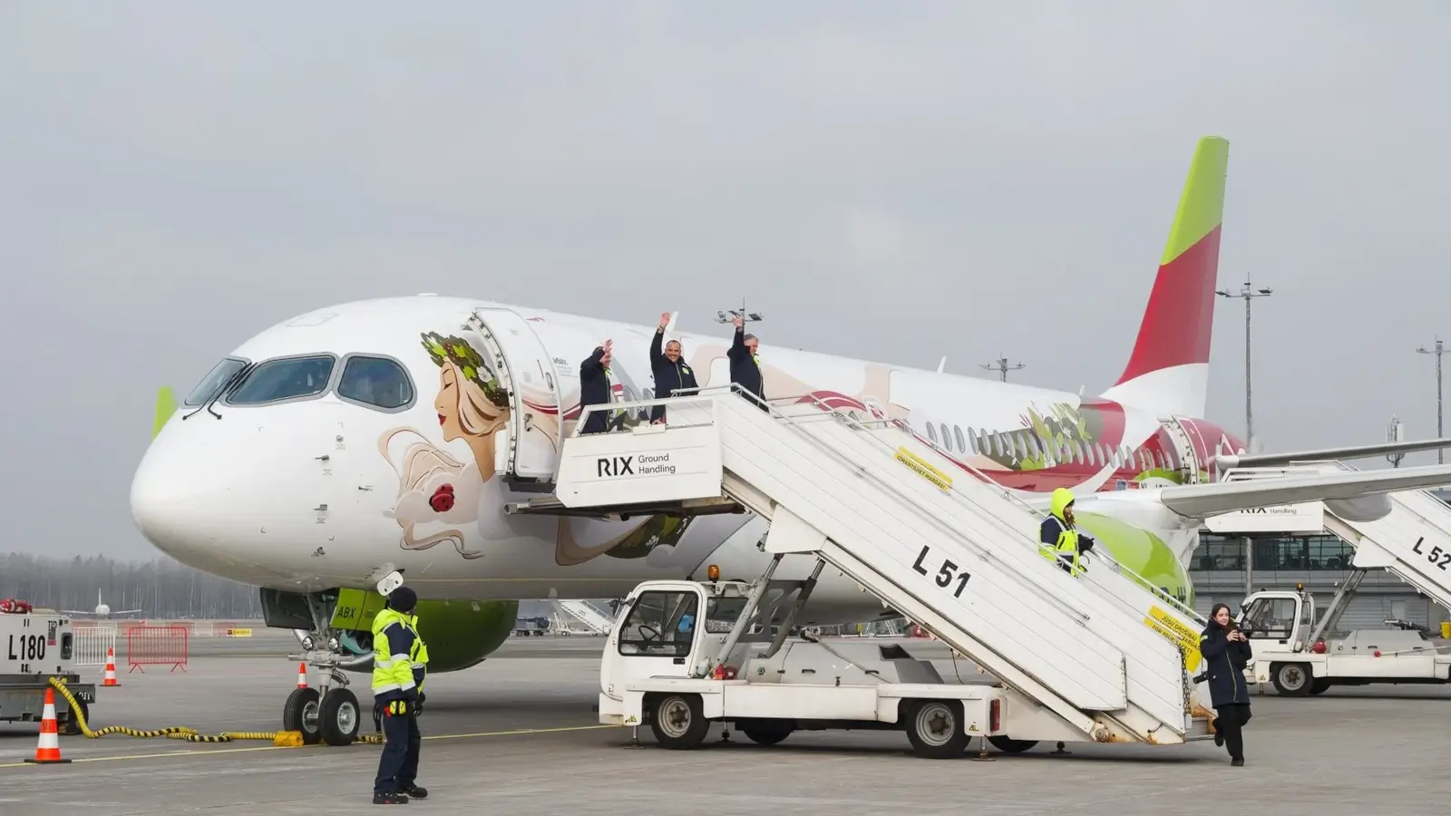 Airbus A220-300 mit Jubiläumslackierung verstärkt airBaltic-Flotte